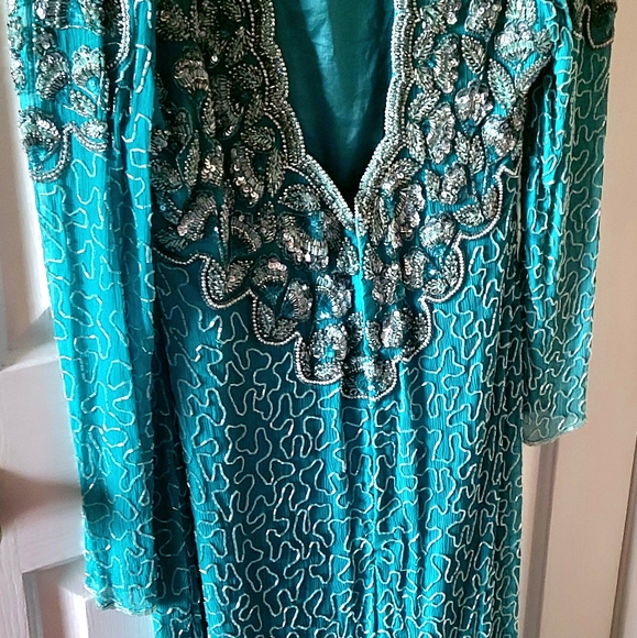 STUNNING VINTAGE BEADED GOWN - Picture 4 of 7